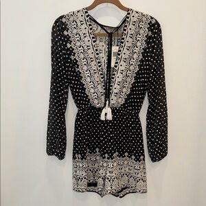 Black and White Patterned Long Sleeve Romper. ⭐️⭐️⭐️